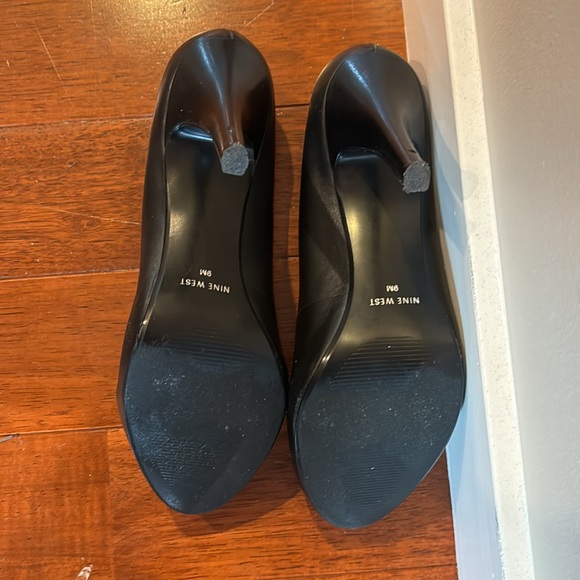 Nine West Classic black pumps with 4” heel. - Picture 3 of 7